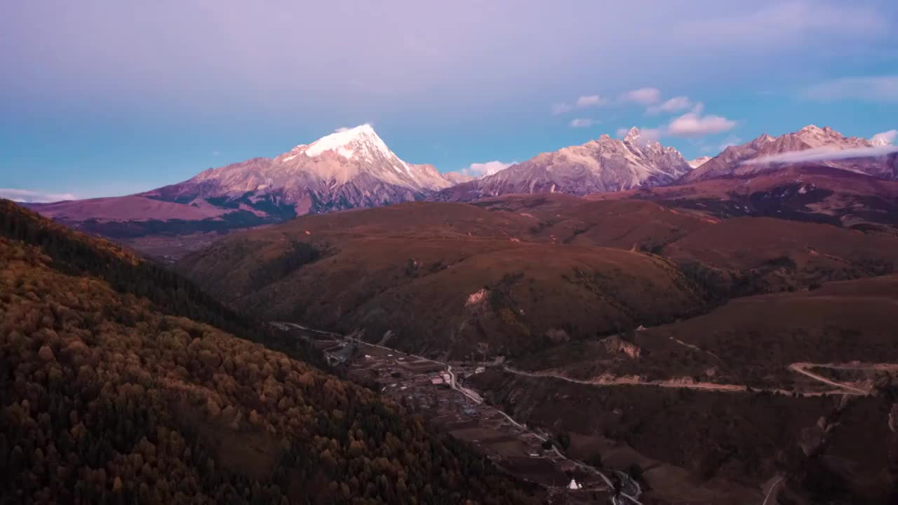 川西格聂雪山日出航拍风光延时视频素材