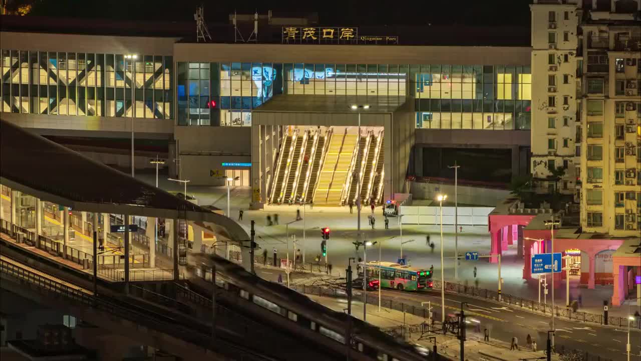 广东省珠海市青茂口岸夜景人流延时视频素材