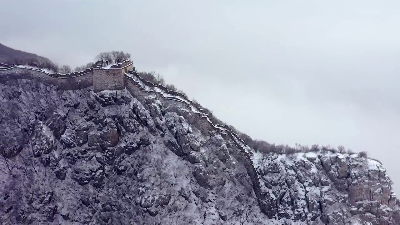 冬雪覆盖下的箭扣长城，银装素裹。视频素材