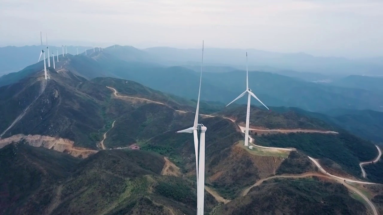 高山风力发电视频素材