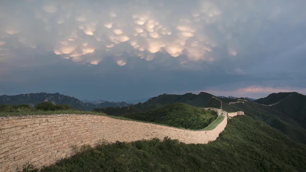 样边长城上空的雷暴云视频下载