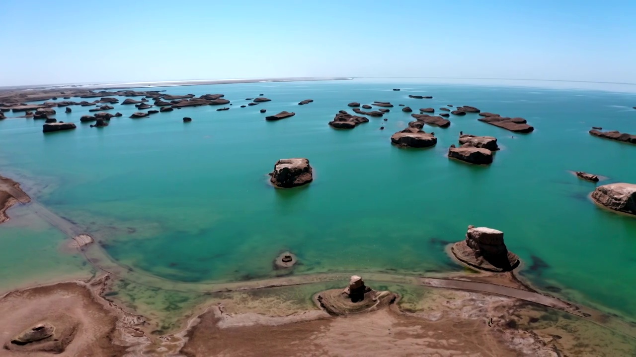 青海海西乌素特水上雅丹航拍视频素材