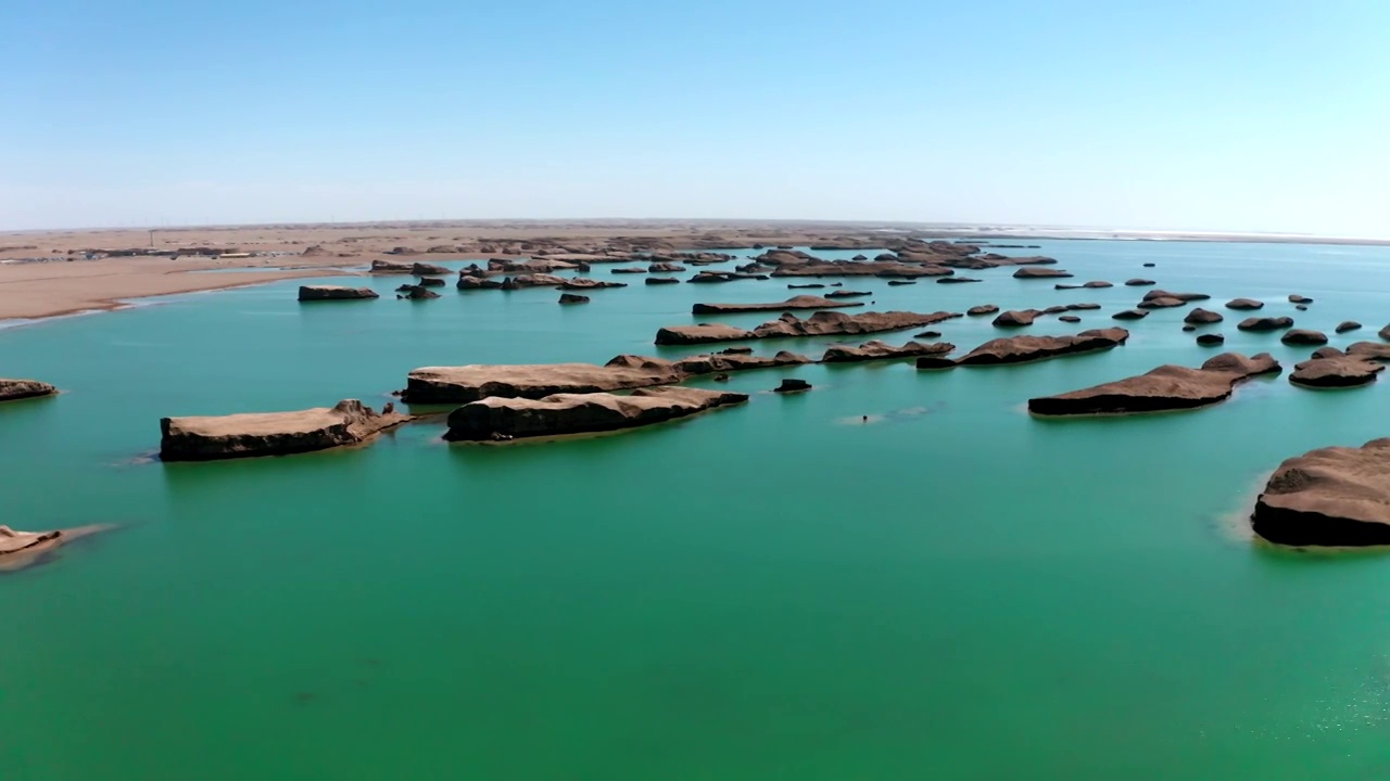 青海海西乌素特水上雅丹航拍视频素材