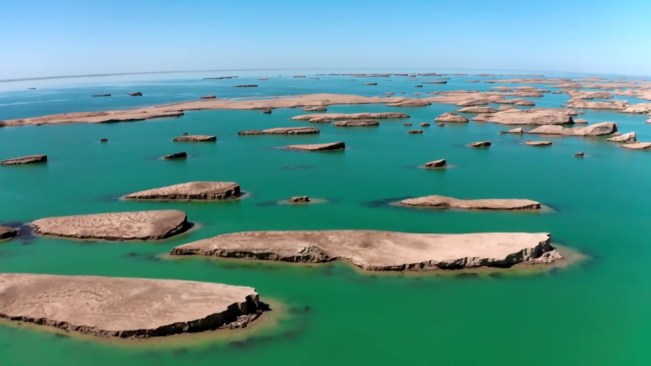 青海海西乌素特水上雅丹航拍视频素材