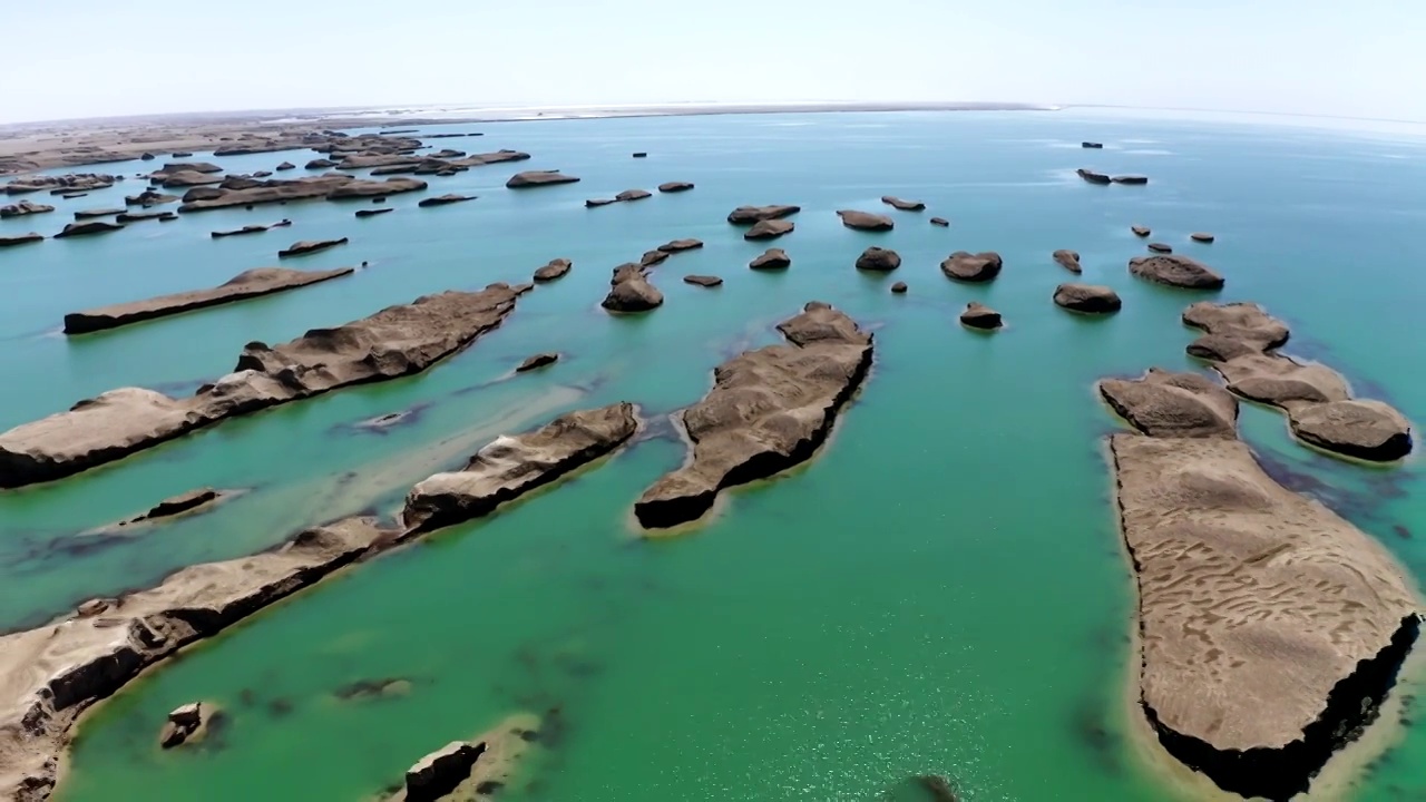 青海海西乌素特水上雅丹航拍视频素材