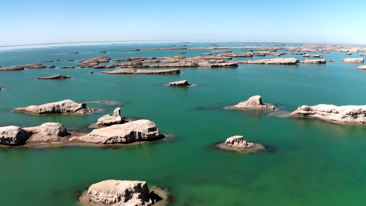 青海海西乌素特水上雅丹航拍视频素材