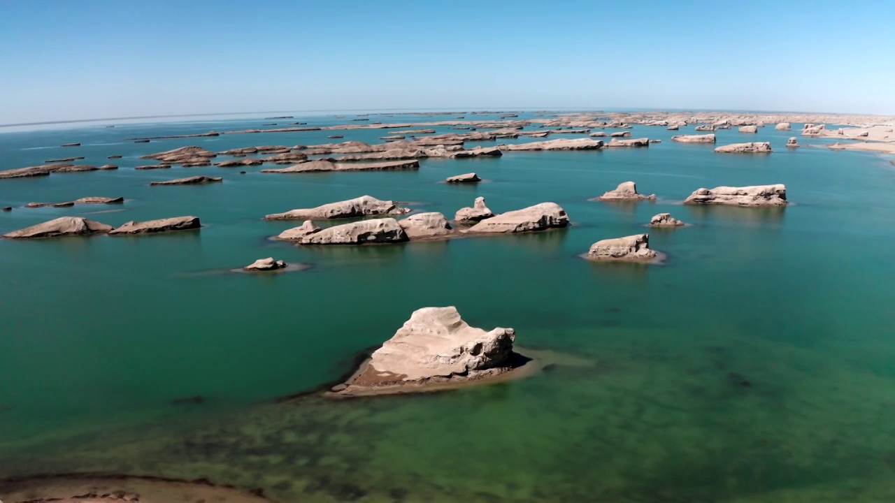 青海海西乌素特水上雅丹航拍视频素材