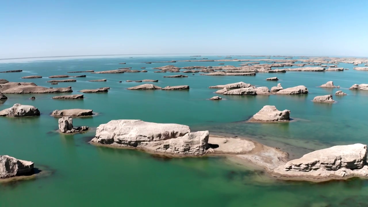 青海海西乌素特水上雅丹航拍视频素材