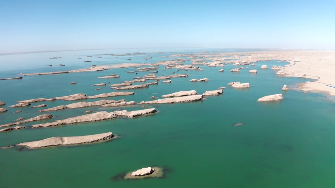 青海海西乌素特水上雅丹航拍视频素材