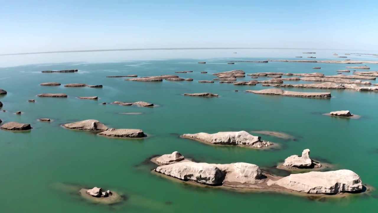 青海海西乌素特水上雅丹航拍视频素材