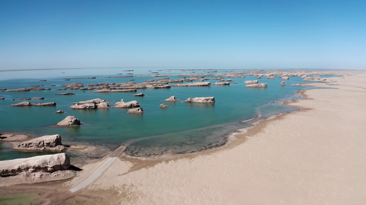 青海海西乌素特水上雅丹航拍视频素材