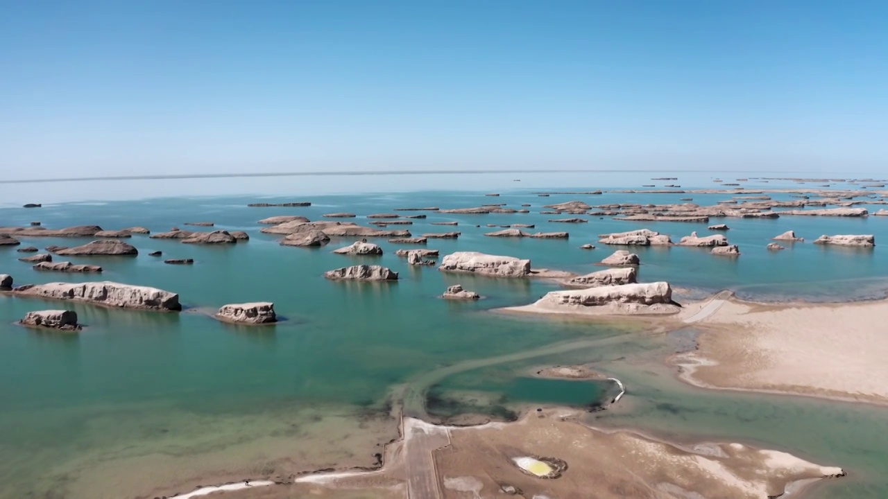 青海海西乌素特水上雅丹航拍视频素材