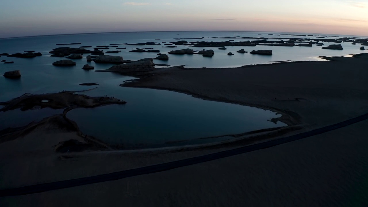 青海省海西州乌素特水上雅丹景区日落航拍视频素材