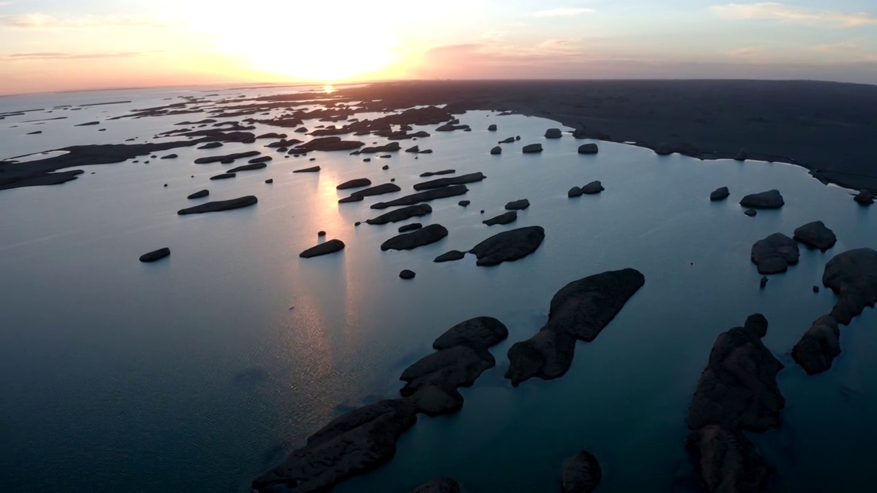 青海省海西州乌素特水上雅丹景区日落航拍视频素材