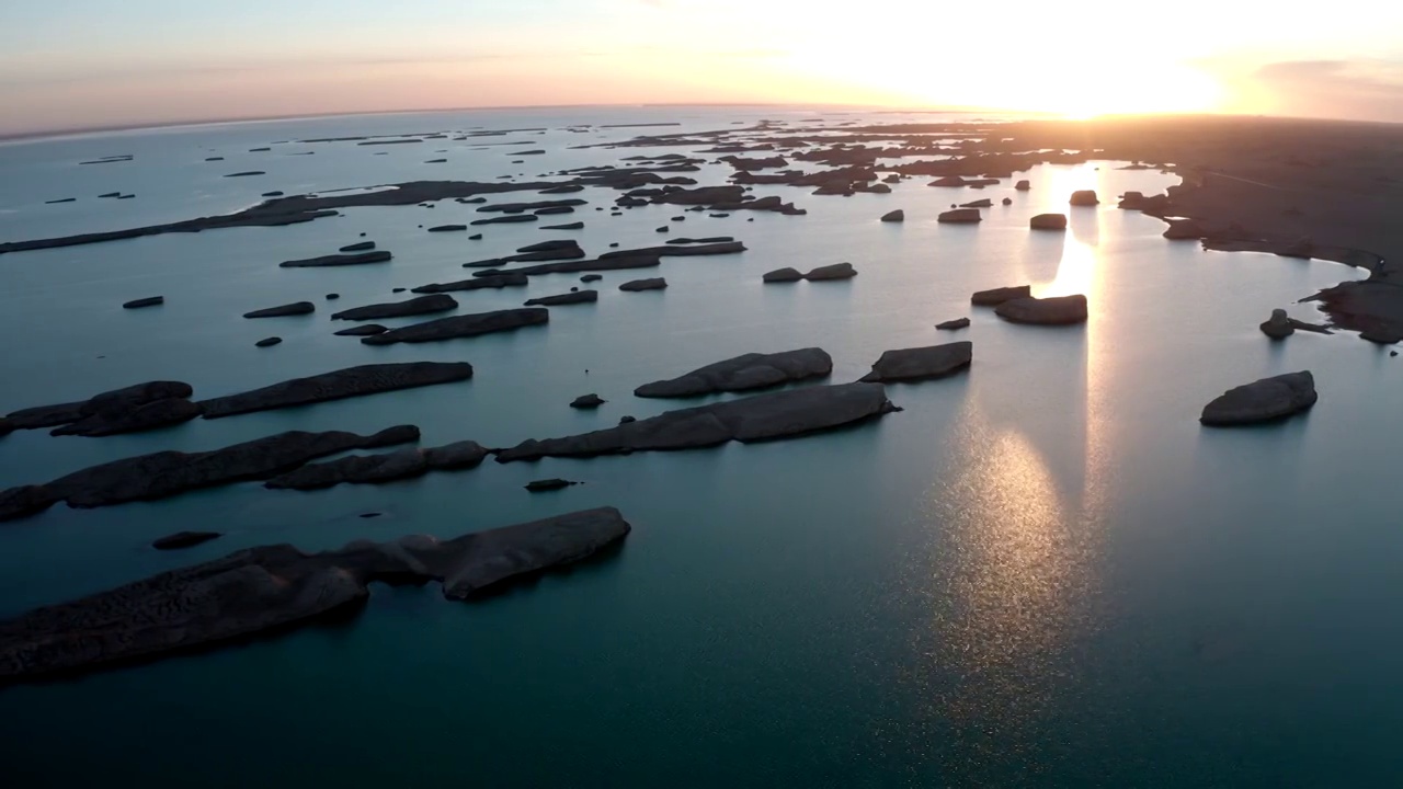 青海省海西州乌素特水上雅丹景区日落航拍视频素材