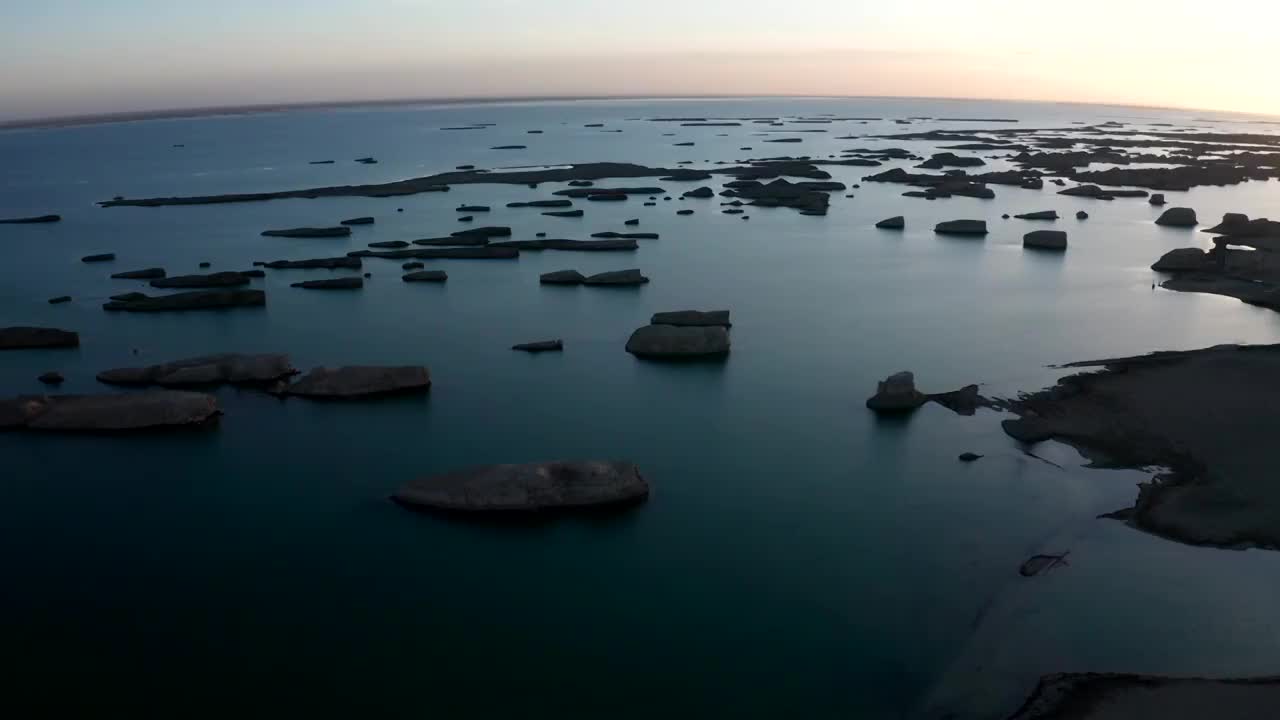 青海省海西州乌素特水上雅丹景区日落航拍视频素材