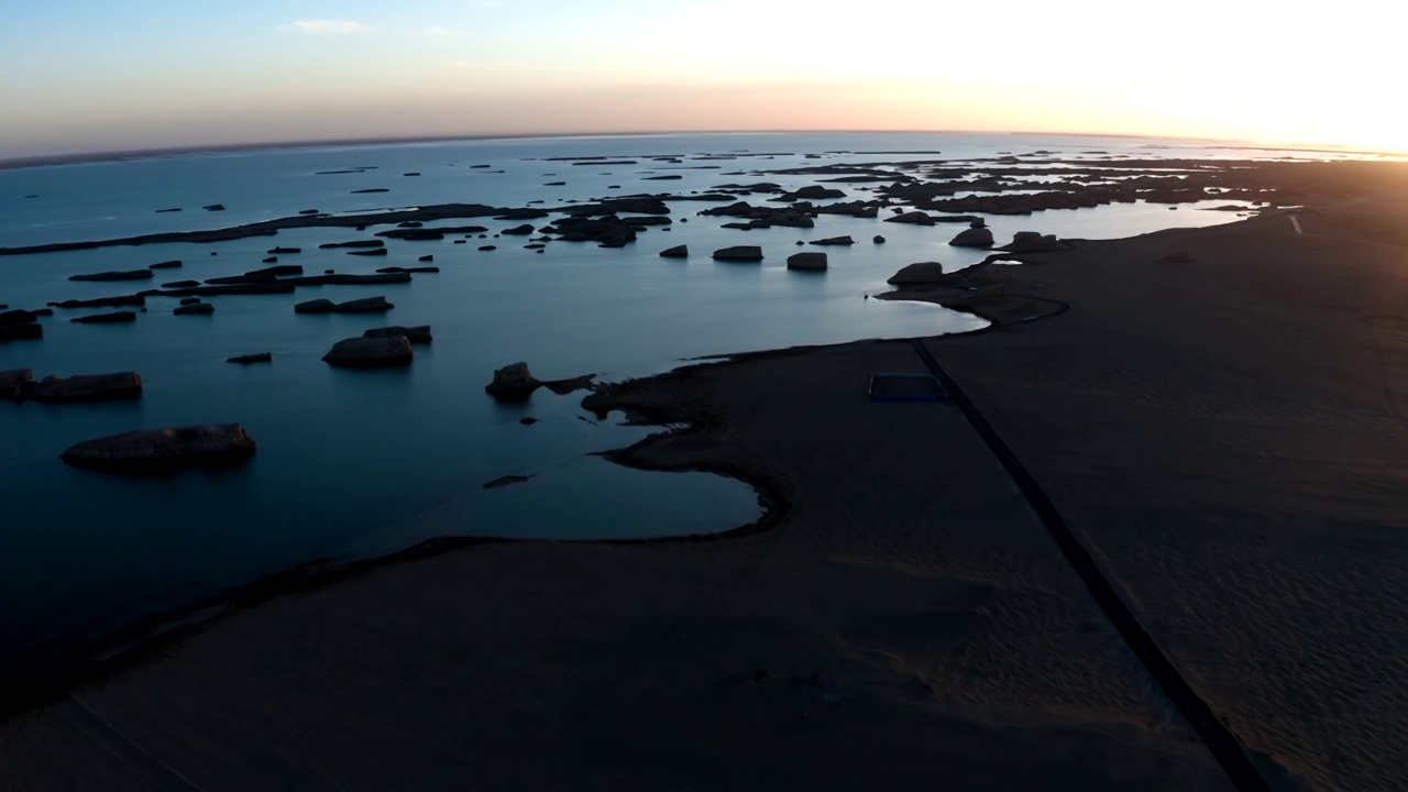 青海省海西州乌素特水上雅丹景区日落航拍视频素材