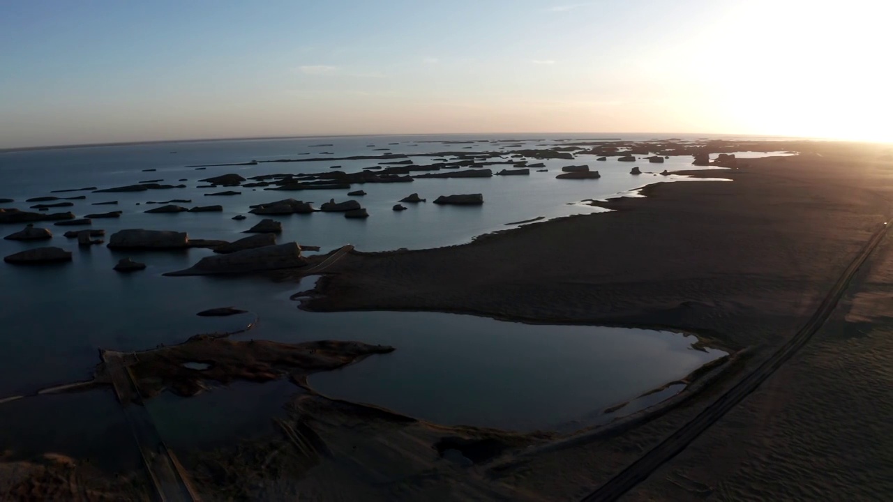 青海省海西州乌素特水上雅丹景区日落航拍视频素材