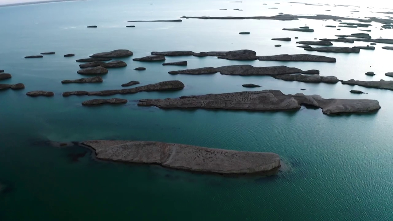 青海省海西州乌素特水上雅丹景区日落航拍视频素材