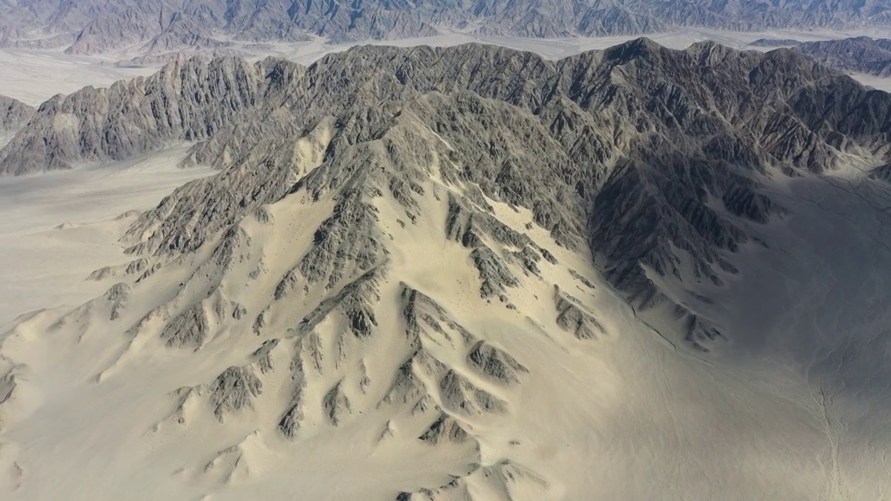 青海省海西州柴达木盆地祁连山脉嗷唠山航拍视频素材