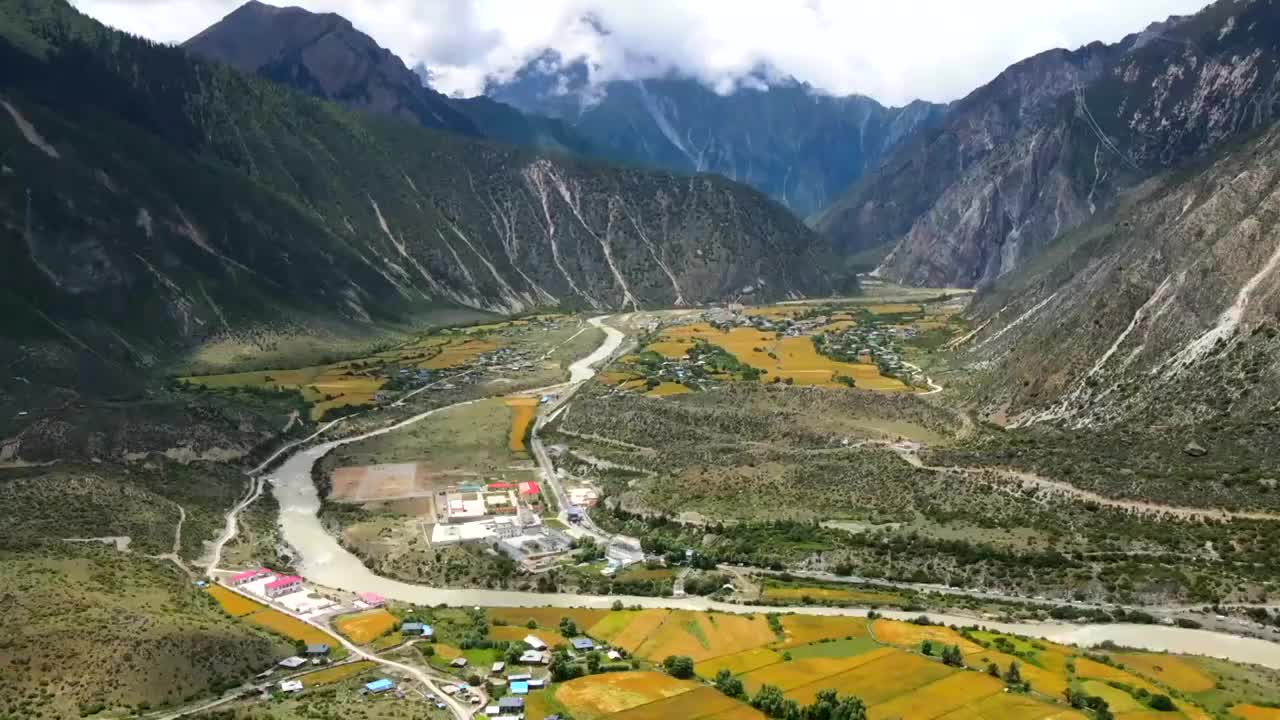 西藏河谷青稞地航拍延时全景视频素材