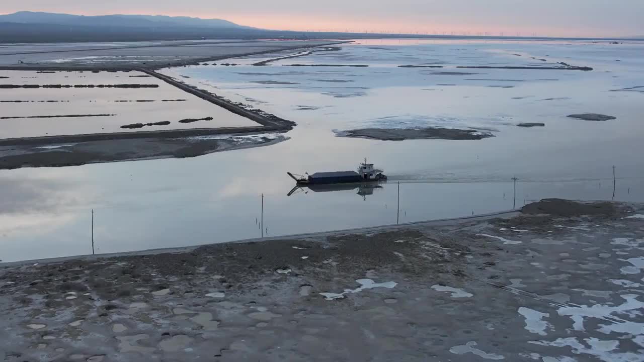 茶卡盐湖 河道环绕航拍视频下载