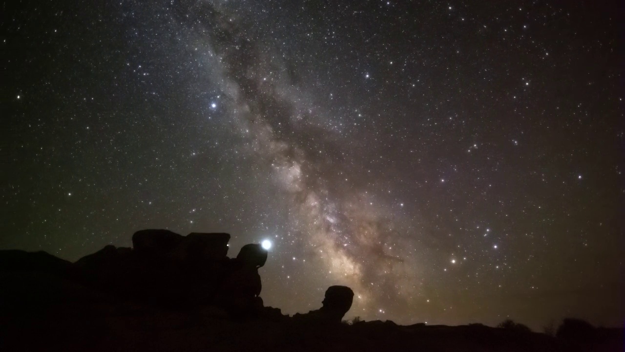 星空延时：内蒙古海森楚鲁怪石林上空银河流动视频素材