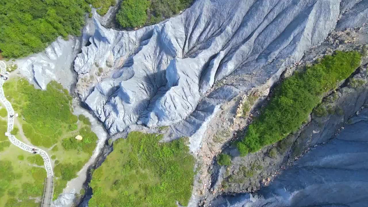 航拍四川甘孜墨石公园的石林和草原视频素材