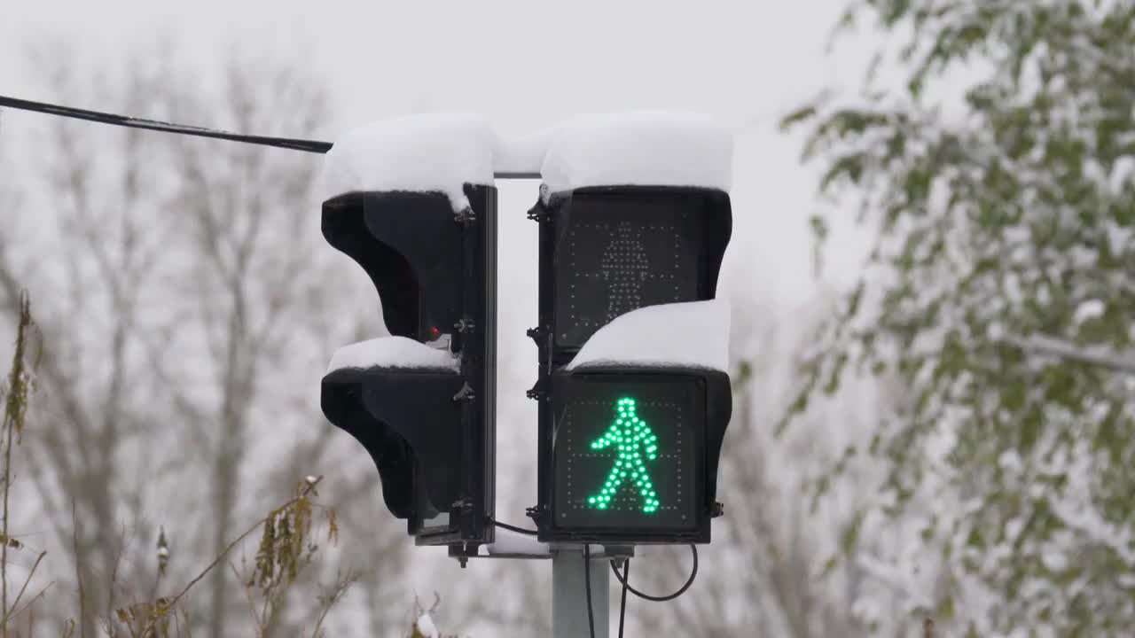 中国东北冬天里积雪的红绿灯视频素材