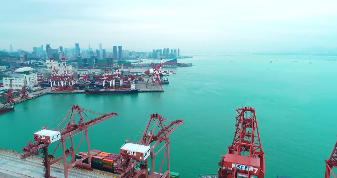 无人机拍摄中国深圳的货运站和建筑视频素材画面2