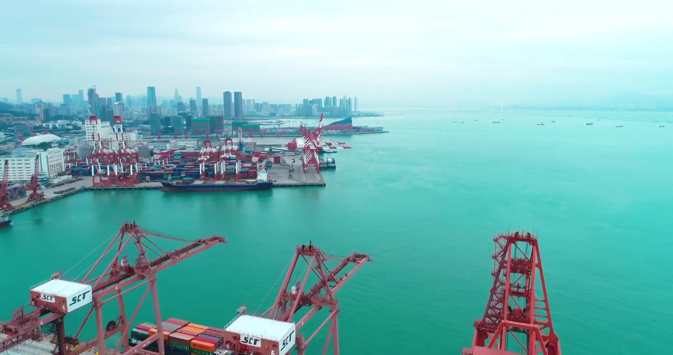 无人机拍摄中国深圳的货运站和建筑视频素材画面3