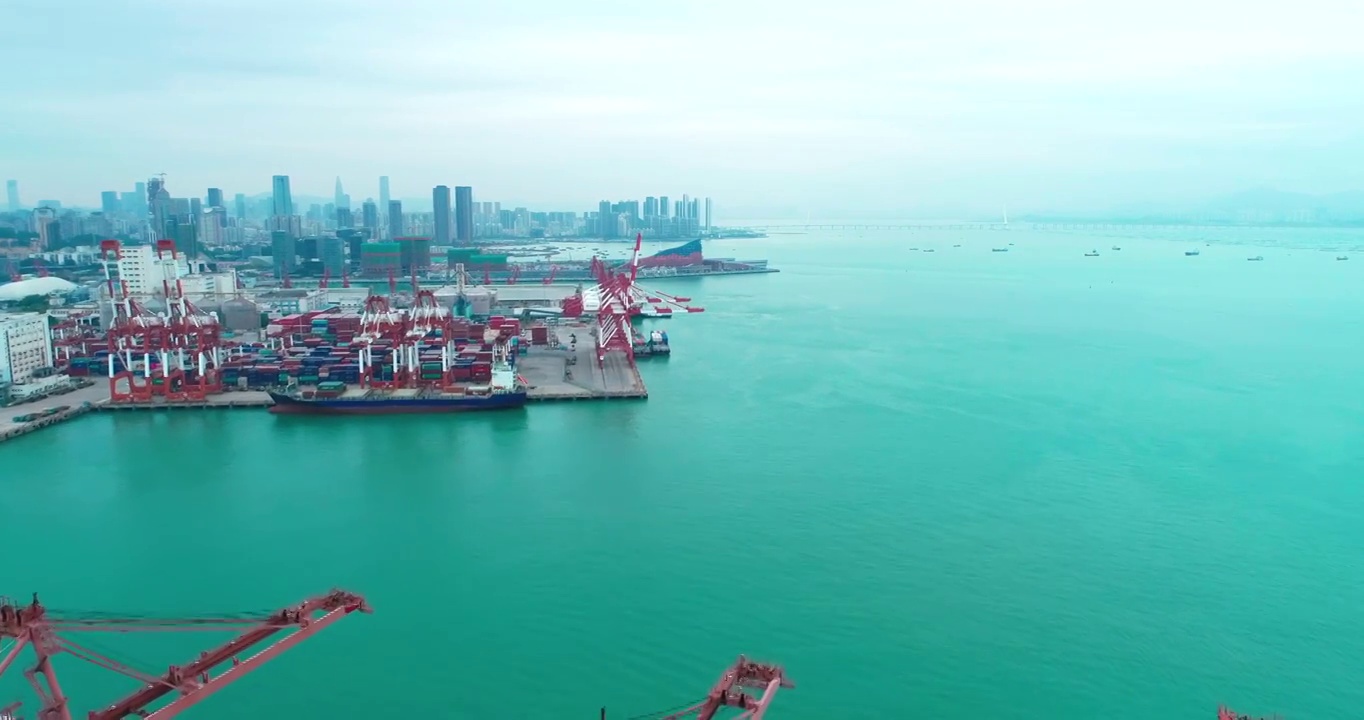 无人机拍摄中国深圳的货运站和建筑视频素材画面4