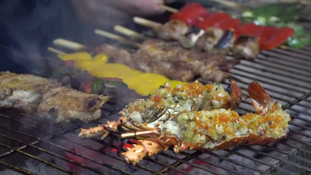 日本料理烧鸟烧烤牛肉鸡肉烤肉视频素材