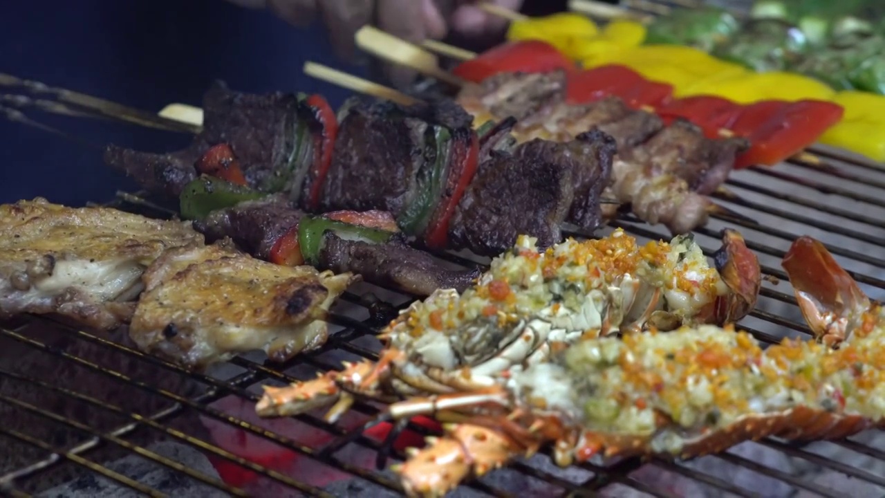 日本料理烧鸟烧烤牛肉鸡肉烤肉视频素材