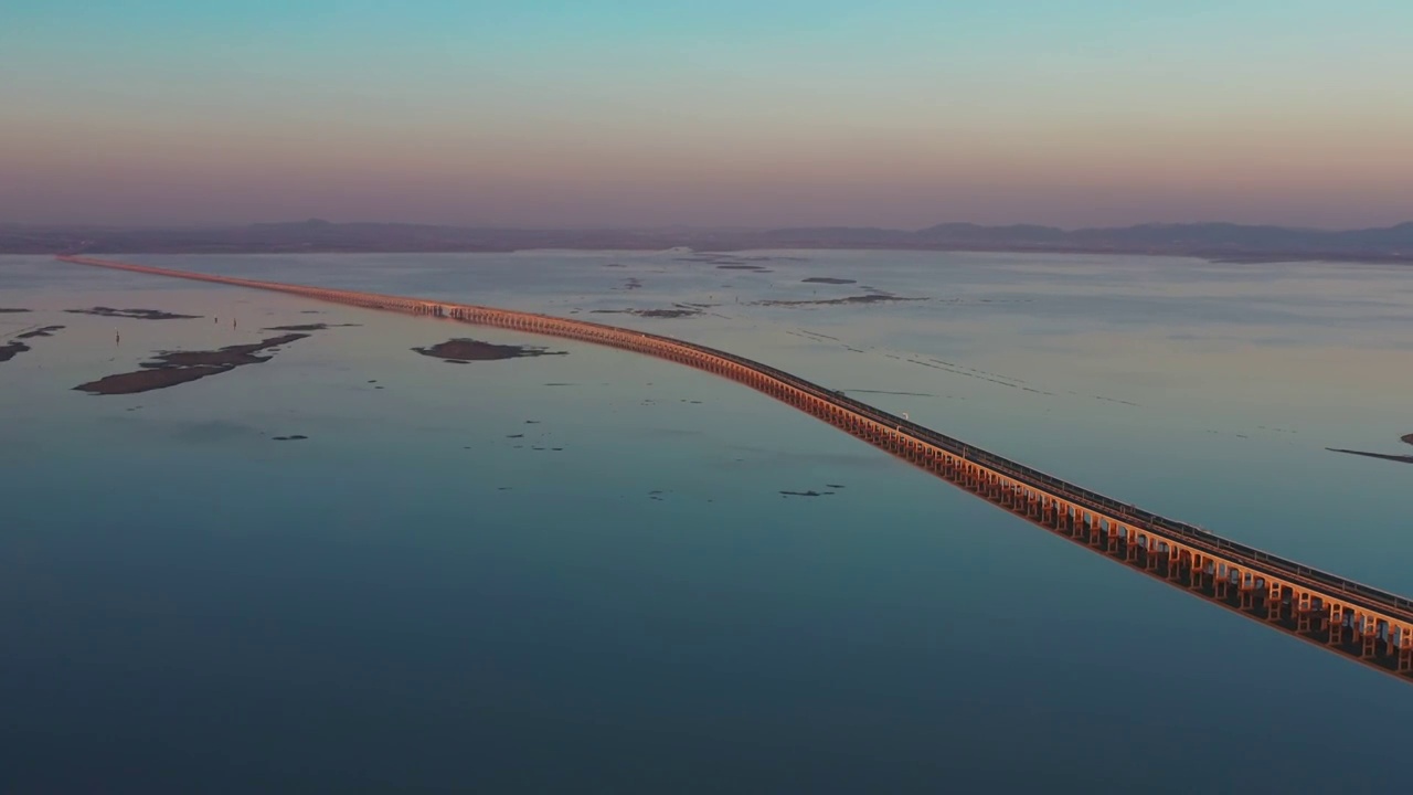 江苏省南京市石臼湖特大桥日落航拍视频素材