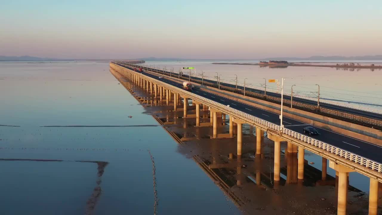 江苏省南京市石臼湖特大桥日落航拍视频素材