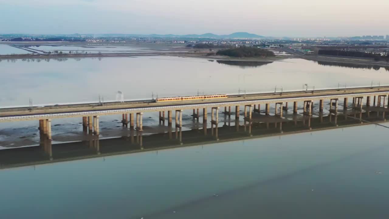 江苏省南京市石臼湖特大桥地铁日落航拍视频素材