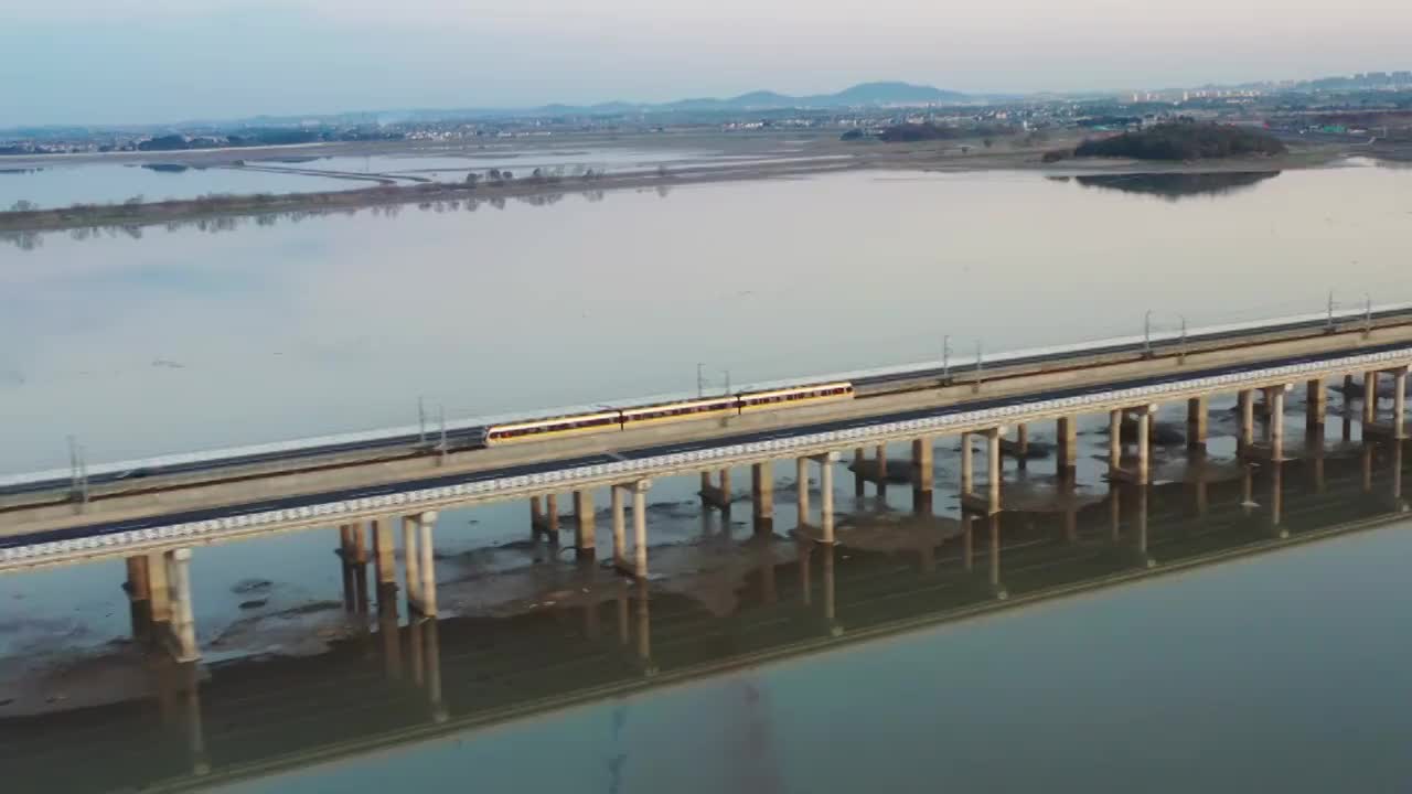 江苏省南京市石臼湖特大桥地铁日落航拍视频素材