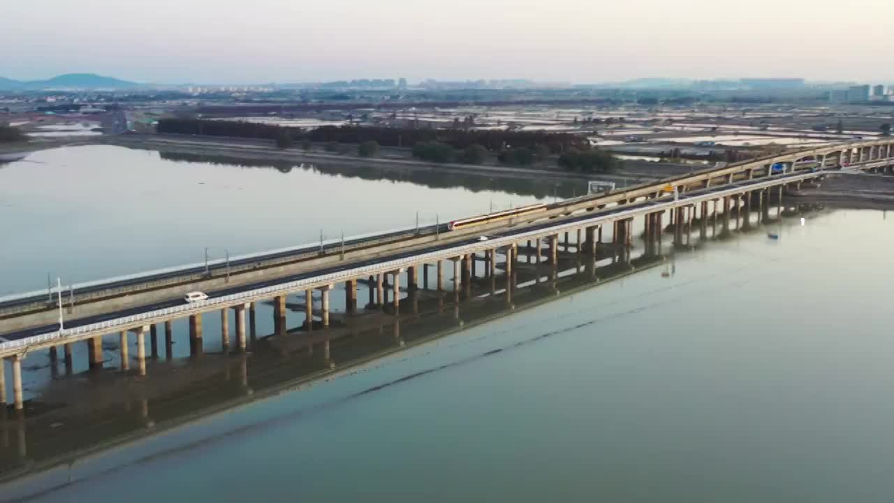 江苏省南京市石臼湖特大桥地铁日落航拍视频素材