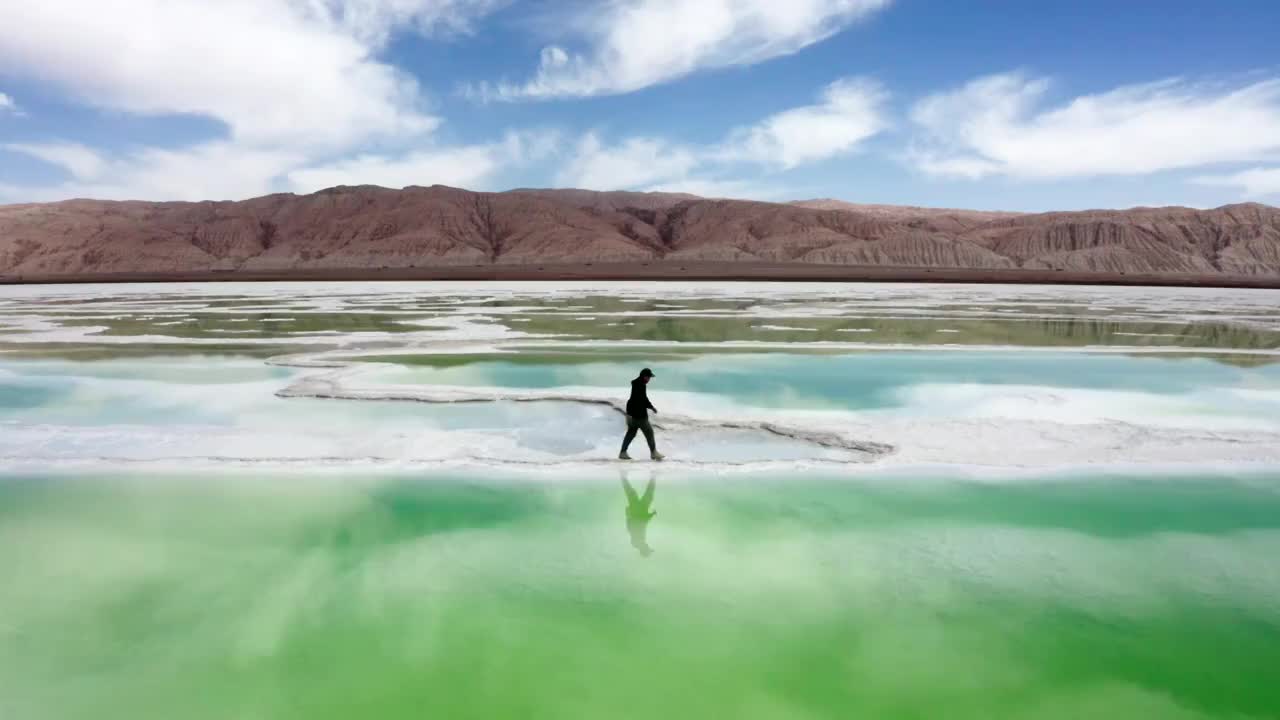 青海省海西蒙古族藏族自治州茫崖翡翠湖航拍视频素材