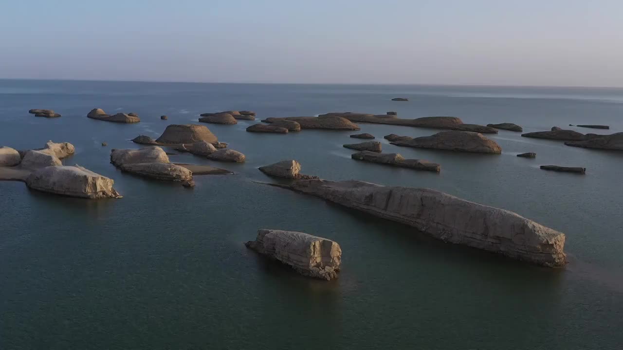 青海海西：航拍水上雅丹视频素材