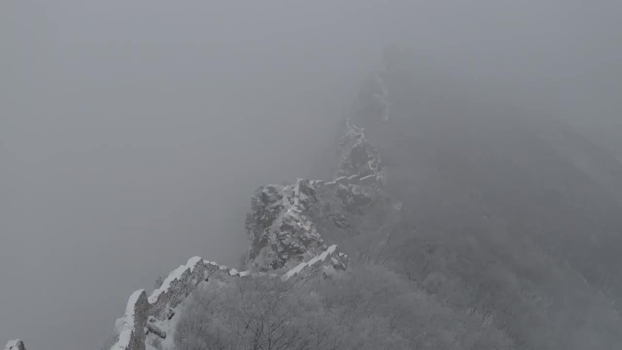 司马台长城单边墙雪景云海视频素材