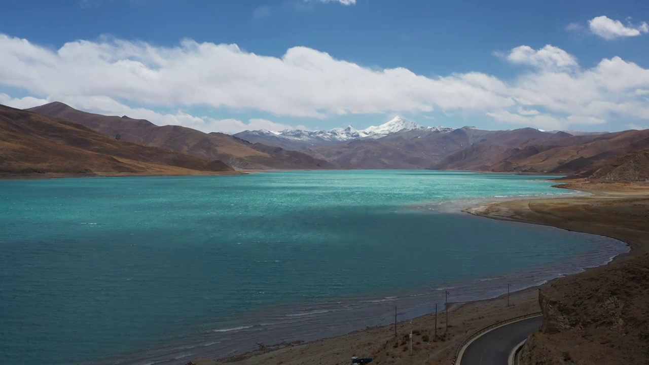 西藏山南：航拍圣湖羊卓雍措视频素材