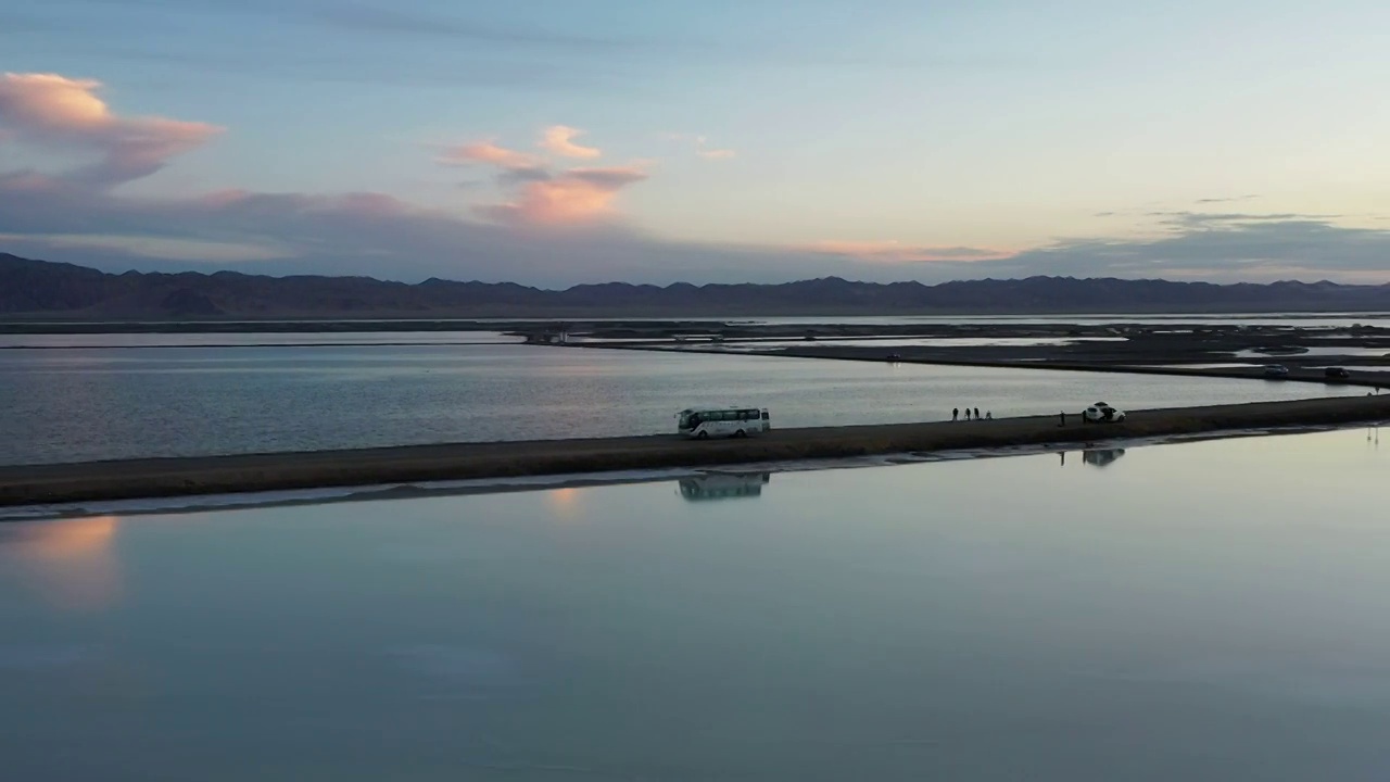 青海省海西州大柴旦翡翠湖大巴车航拍视频素材