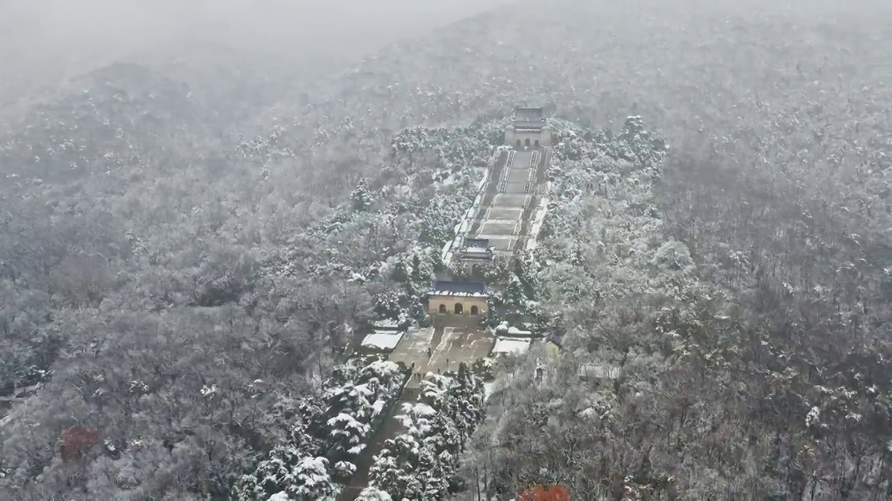 航拍雪中的南京中山陵视频素材