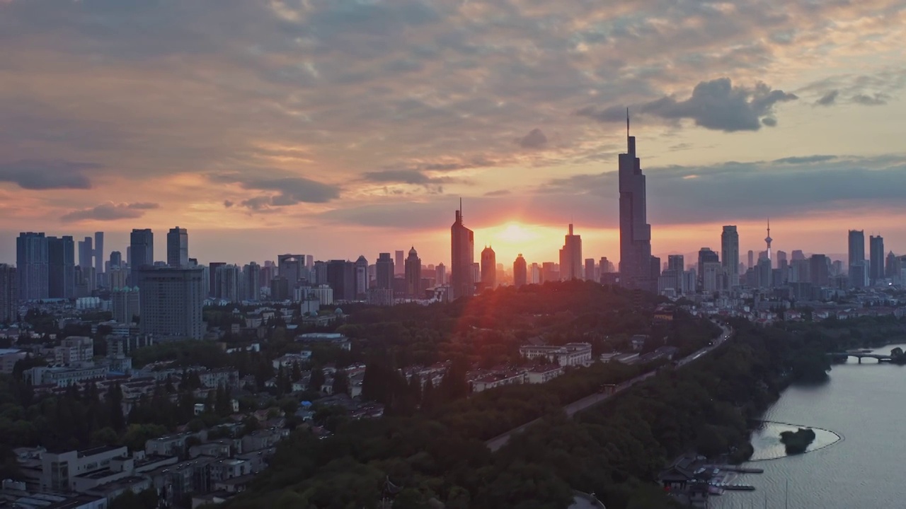 夕阳下的南京九华山与紫峰大厦视频素材