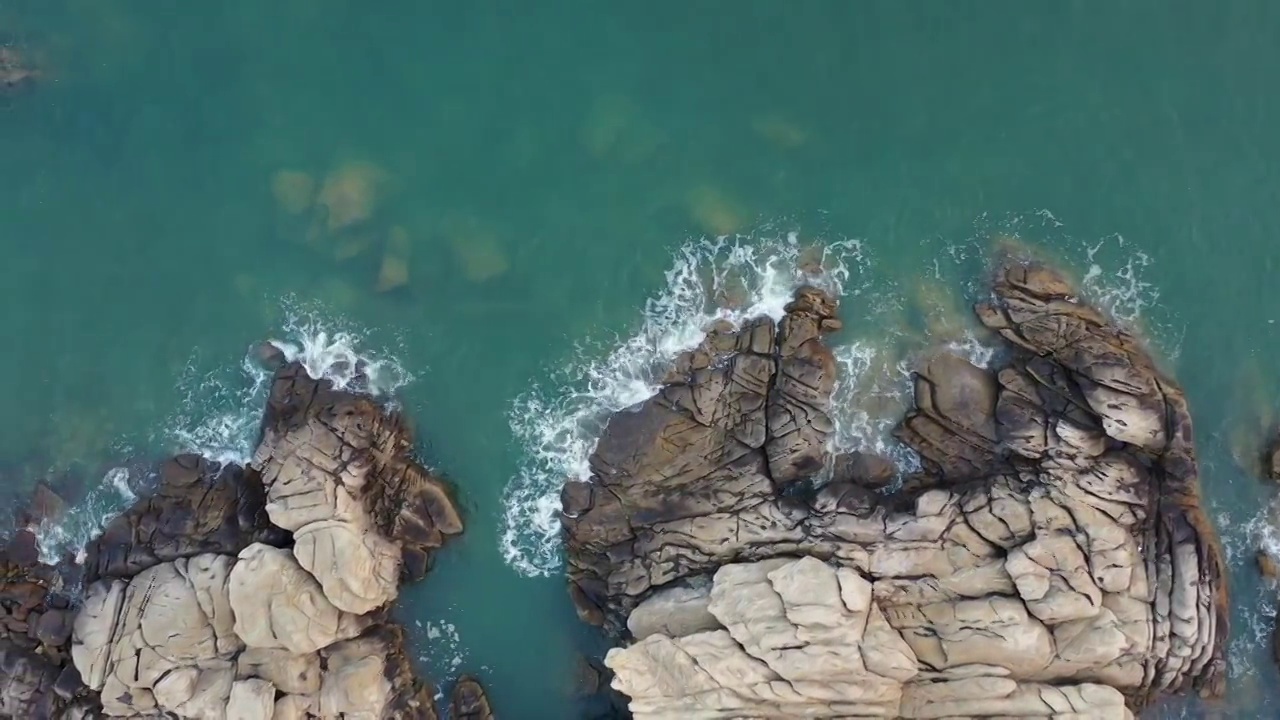 青岛海滨风光海浪及礁石航拍4K视频视频素材