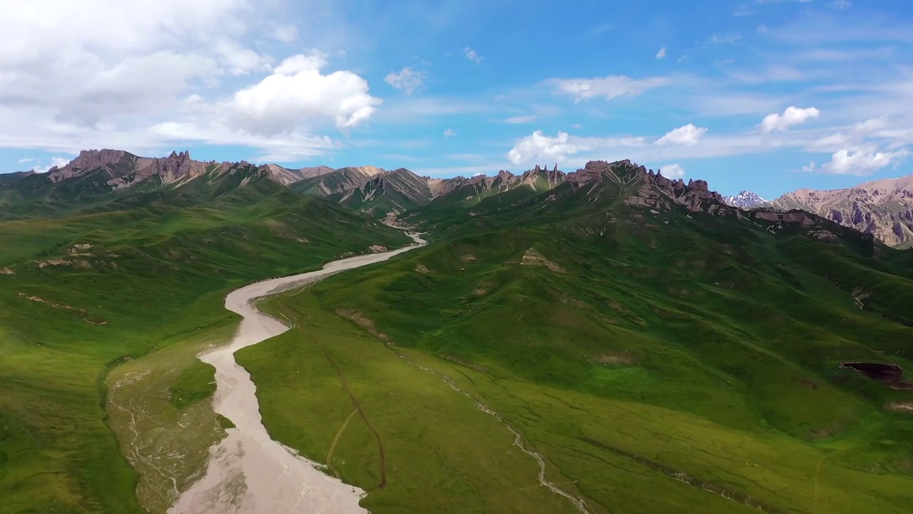 航拍夏季清晨中国新疆天山石林视频素材