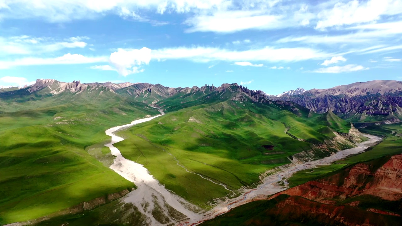 航拍夏季清晨中国新疆天山石林视频素材