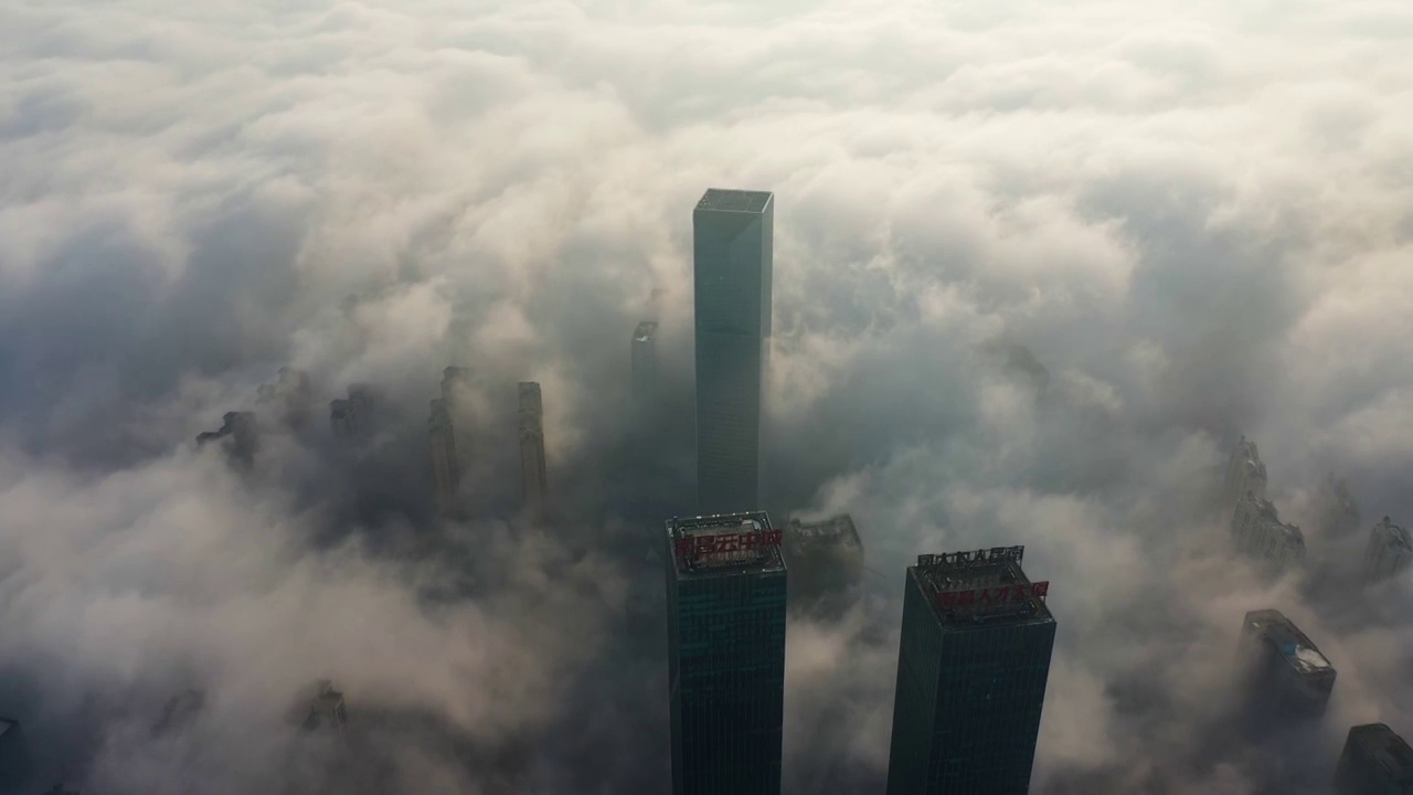 江西省南昌市绿地紫峰大厦平流雾航拍风光视频素材